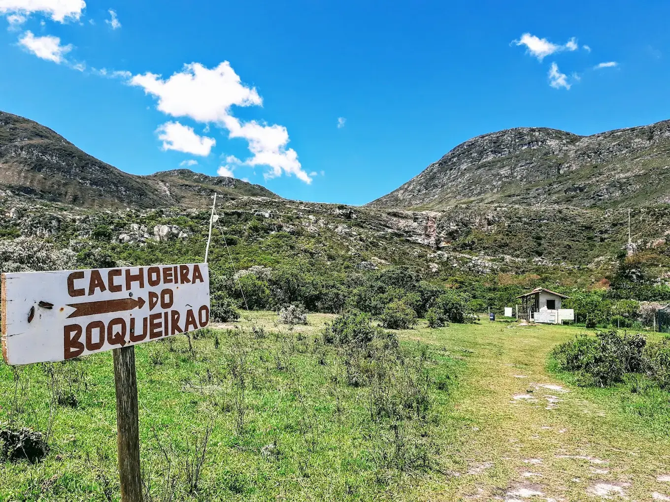 Placa de acesso à Cachoeira do Boqueirão no caminho de terra a partir do centro de Lapinha da Serra