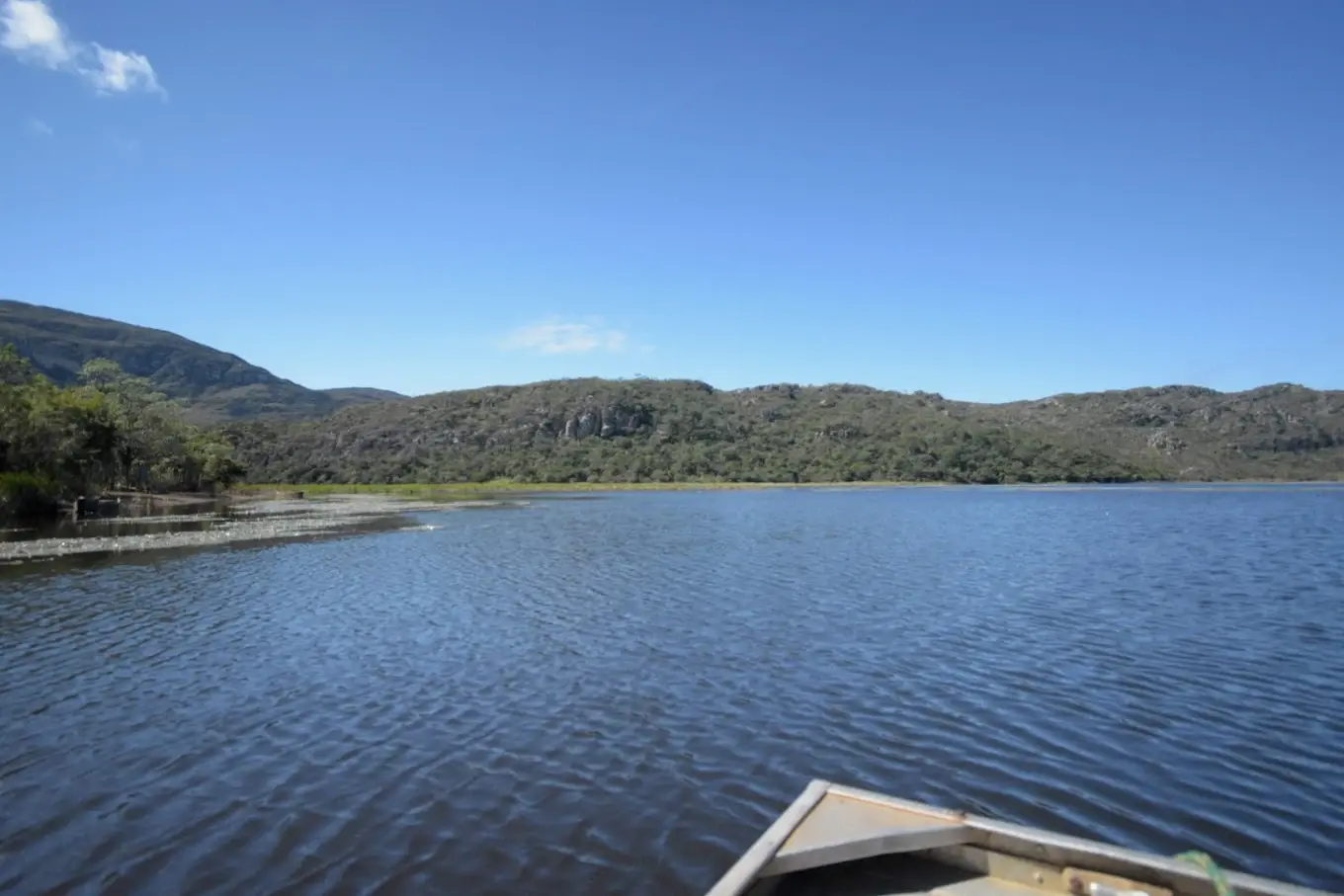 Travessia de barco até o sítio arqueológico de pinturas rupestres em Lapinha da Serra