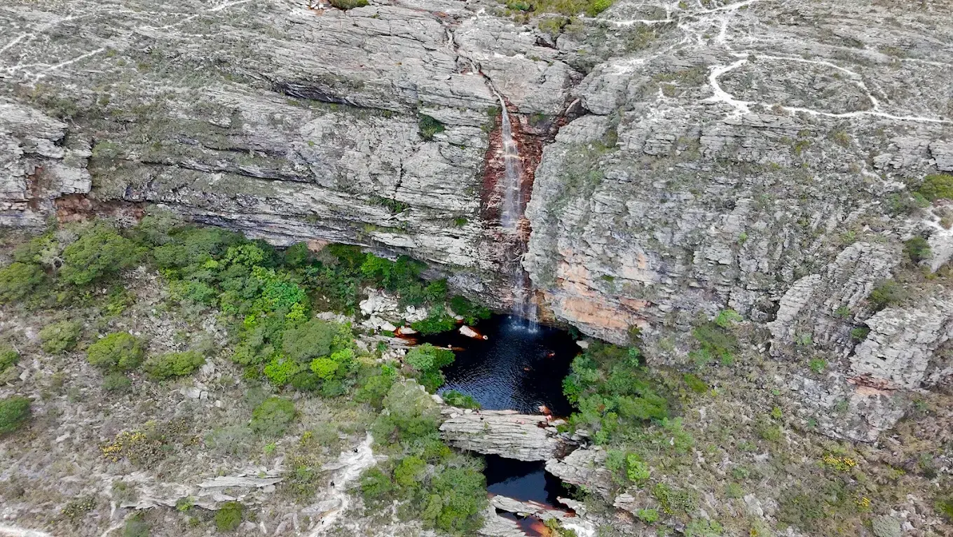 Vista aérea da Cachoeira do Rapel, com queda de cerca de 40 metros caindo num poço encaixado entre paredões, em Lapinha da Serra