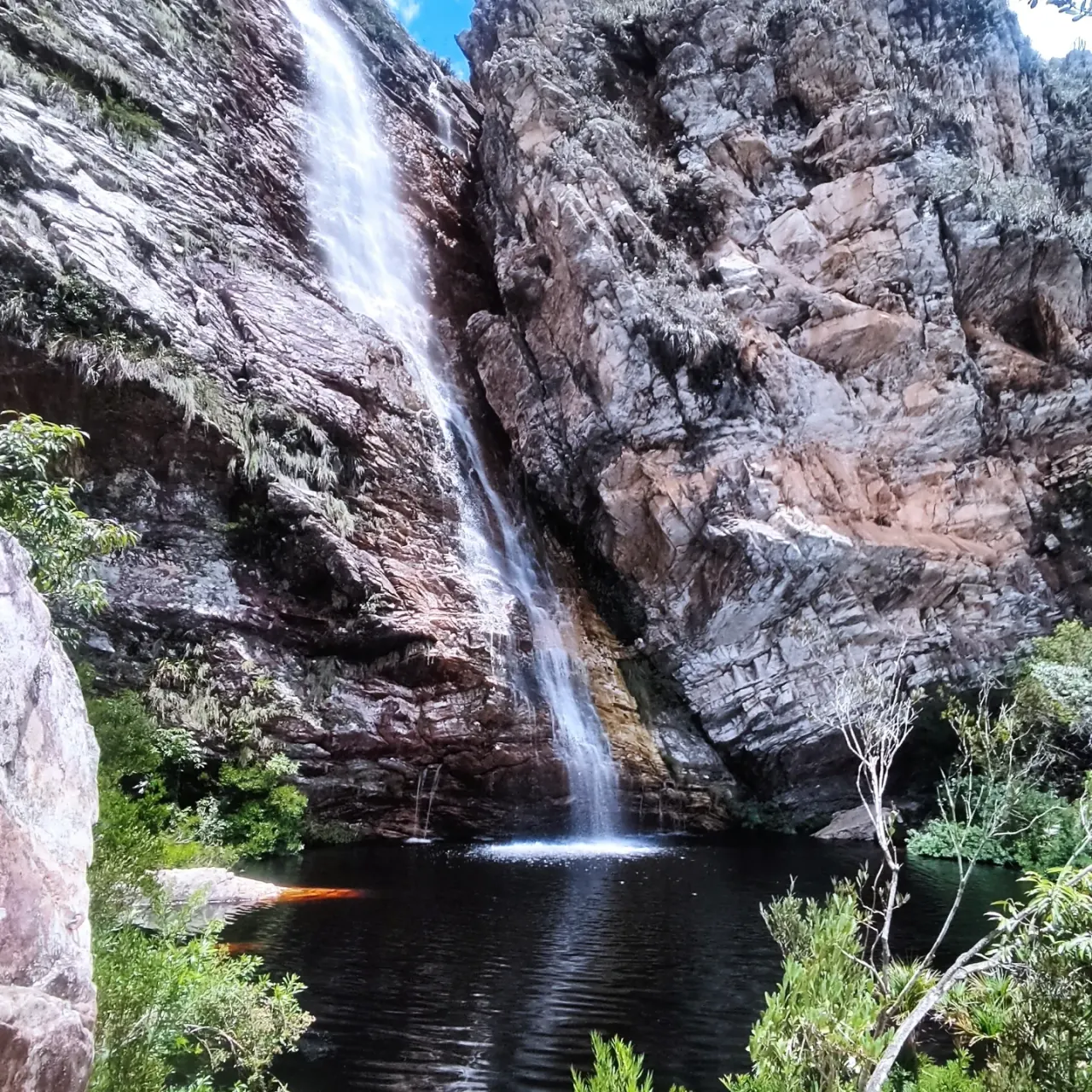 Queda da Cachoeira do Rapel e o poço amplo na base, em Lapinha da Serra