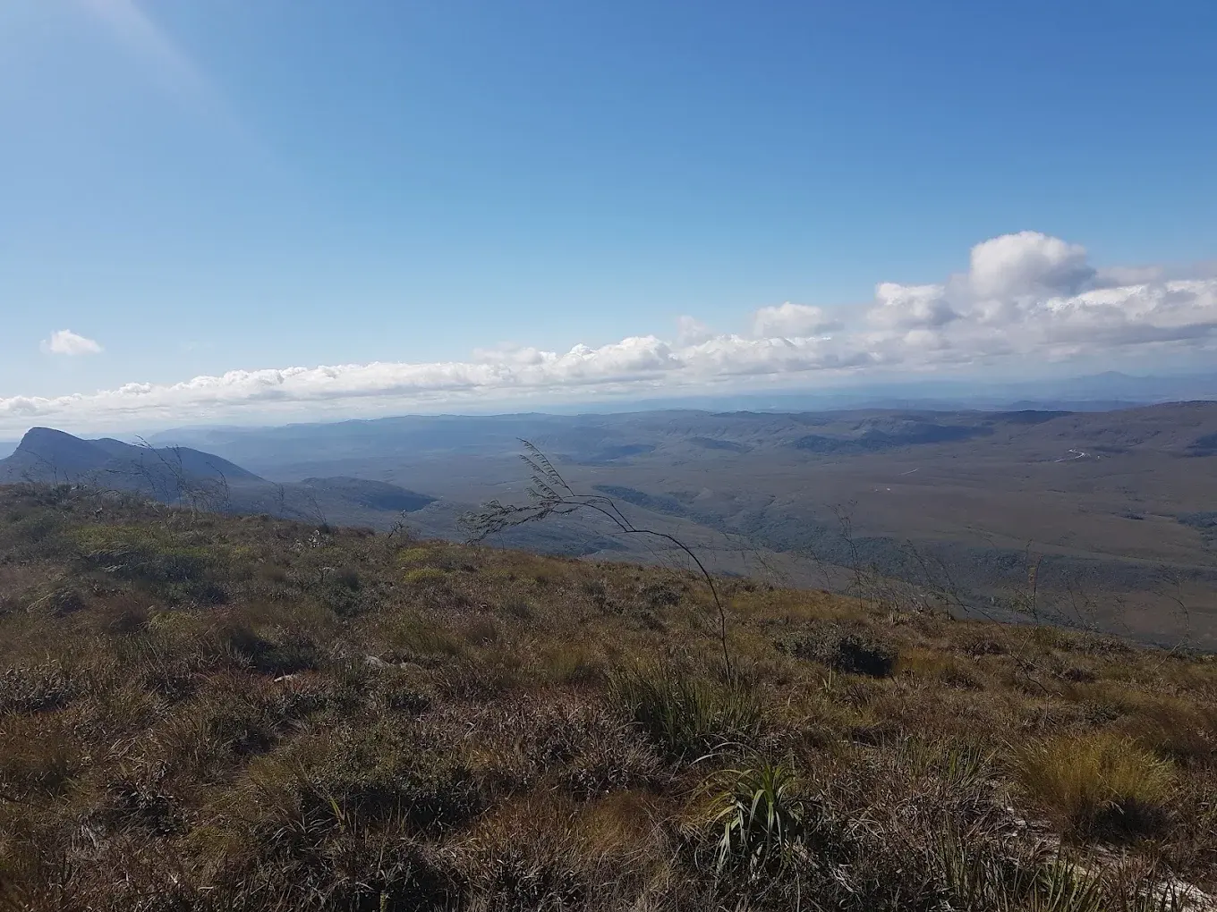 Vista 360° do cume do Pico do Breu sobre a cumeada, o vale e a Serra do Espinhaço ao fundo