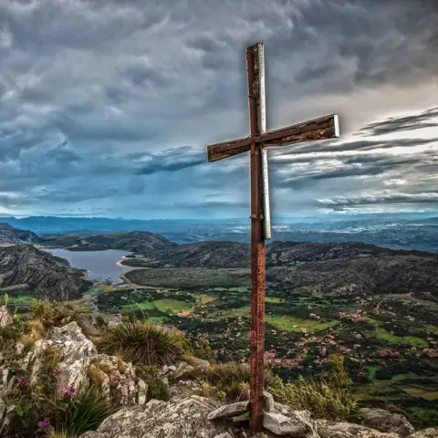 Cruzeiro no cume do Pico da Lapinha, com vista sobre a represa e o vilarejo