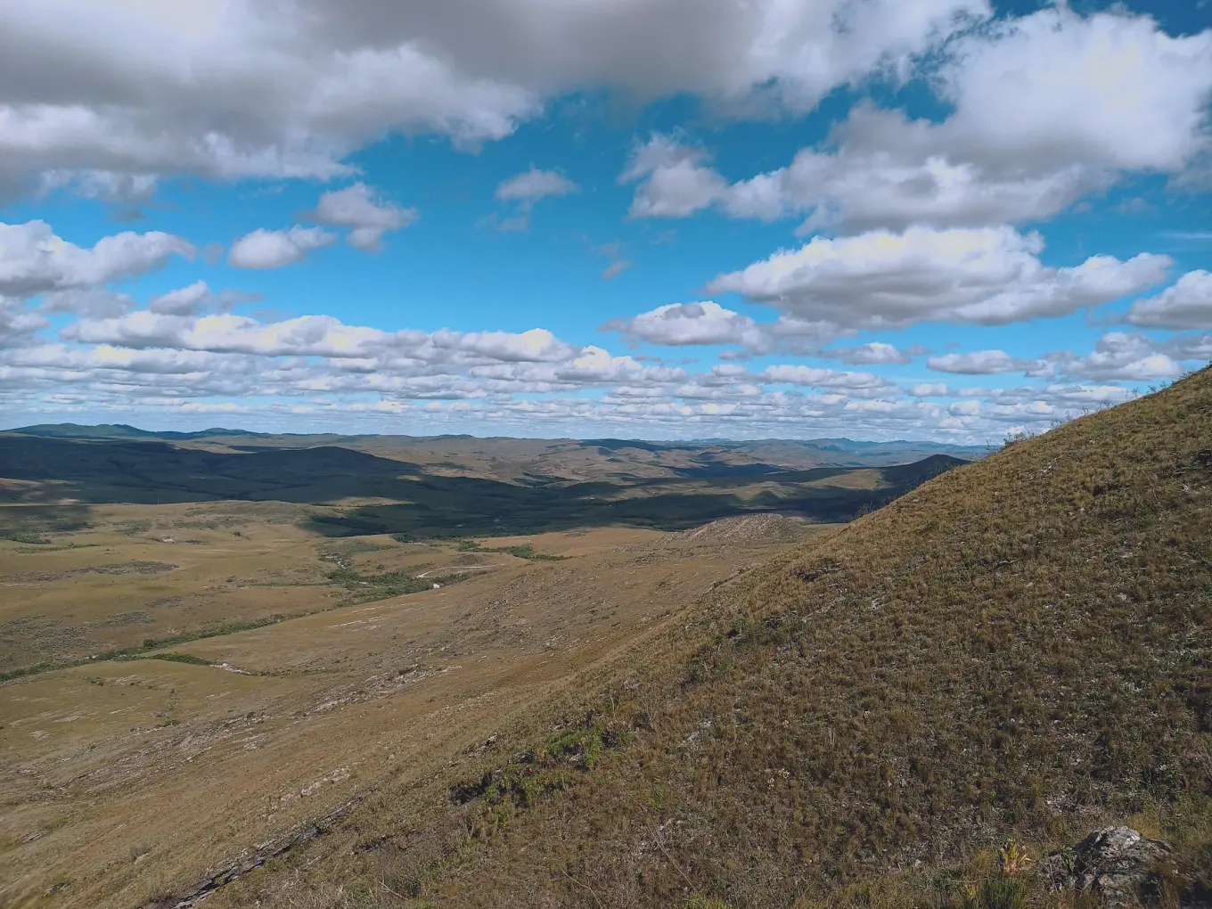 Vista 360° do cume do Pico do Breu sobre a cumeada e os campos rupestres da Serra do Espinhaço, em Lapinha da Serra