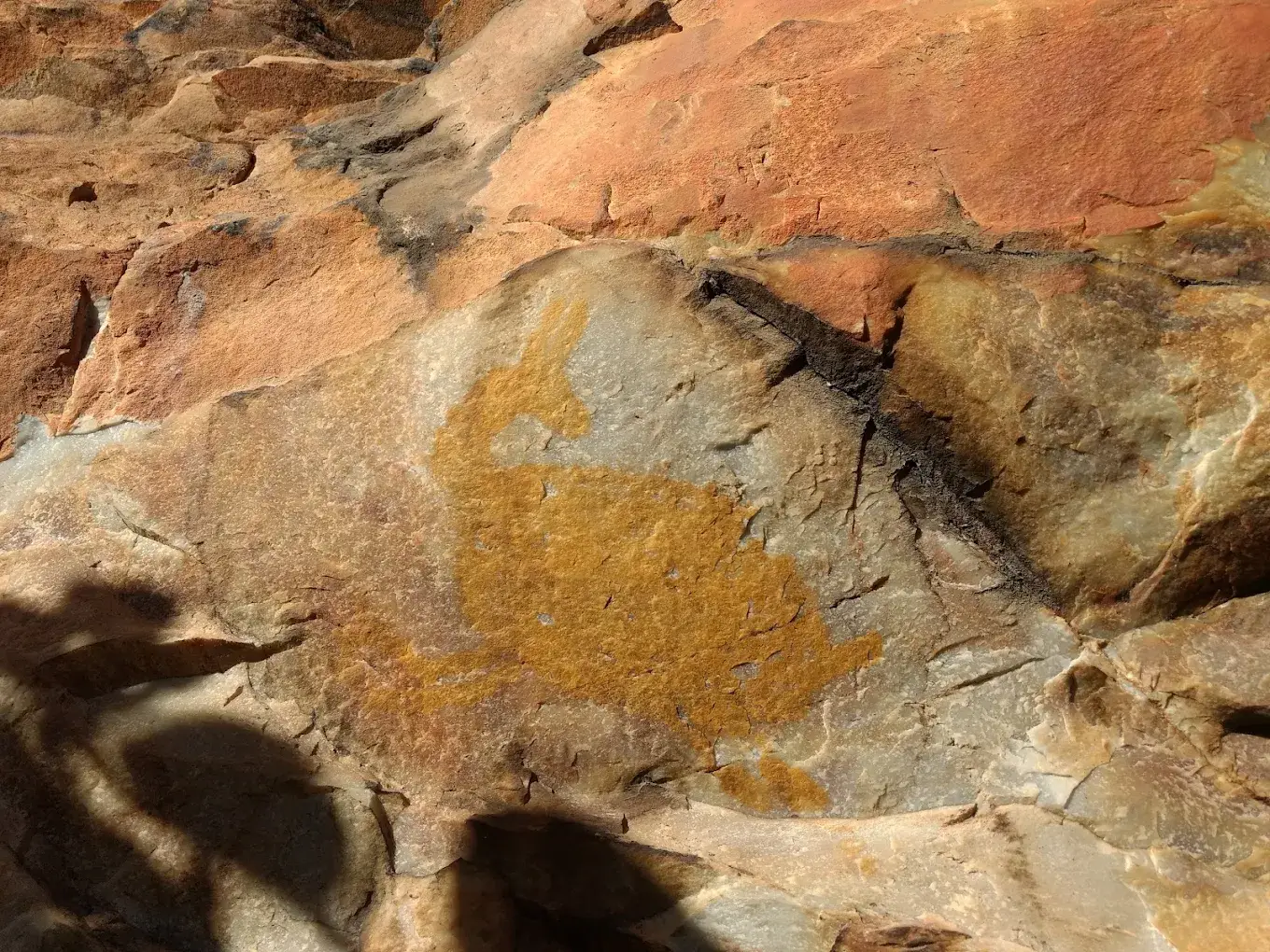 Pinturas rupestres em paredão de pedra no sítio arqueológico de Lapinha da Serra, com até 7 mil anos