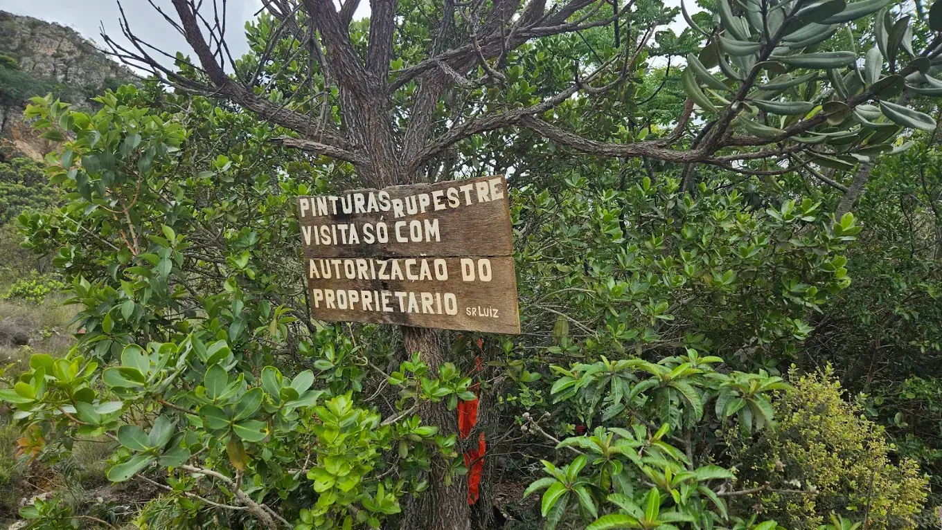 Placa na entrada do sítio arqueológico de pinturas rupestres em Lapinha da Serra