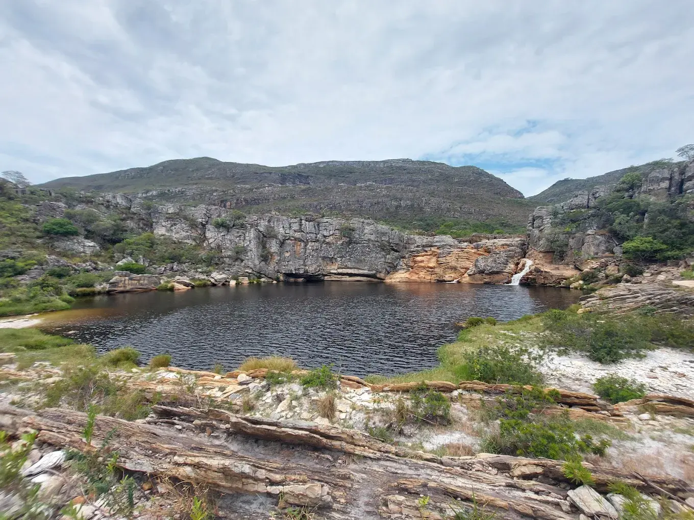 Poço do Soberbo, um poço profundo encaixado entre paredões de pedra, em Lapinha da Serra