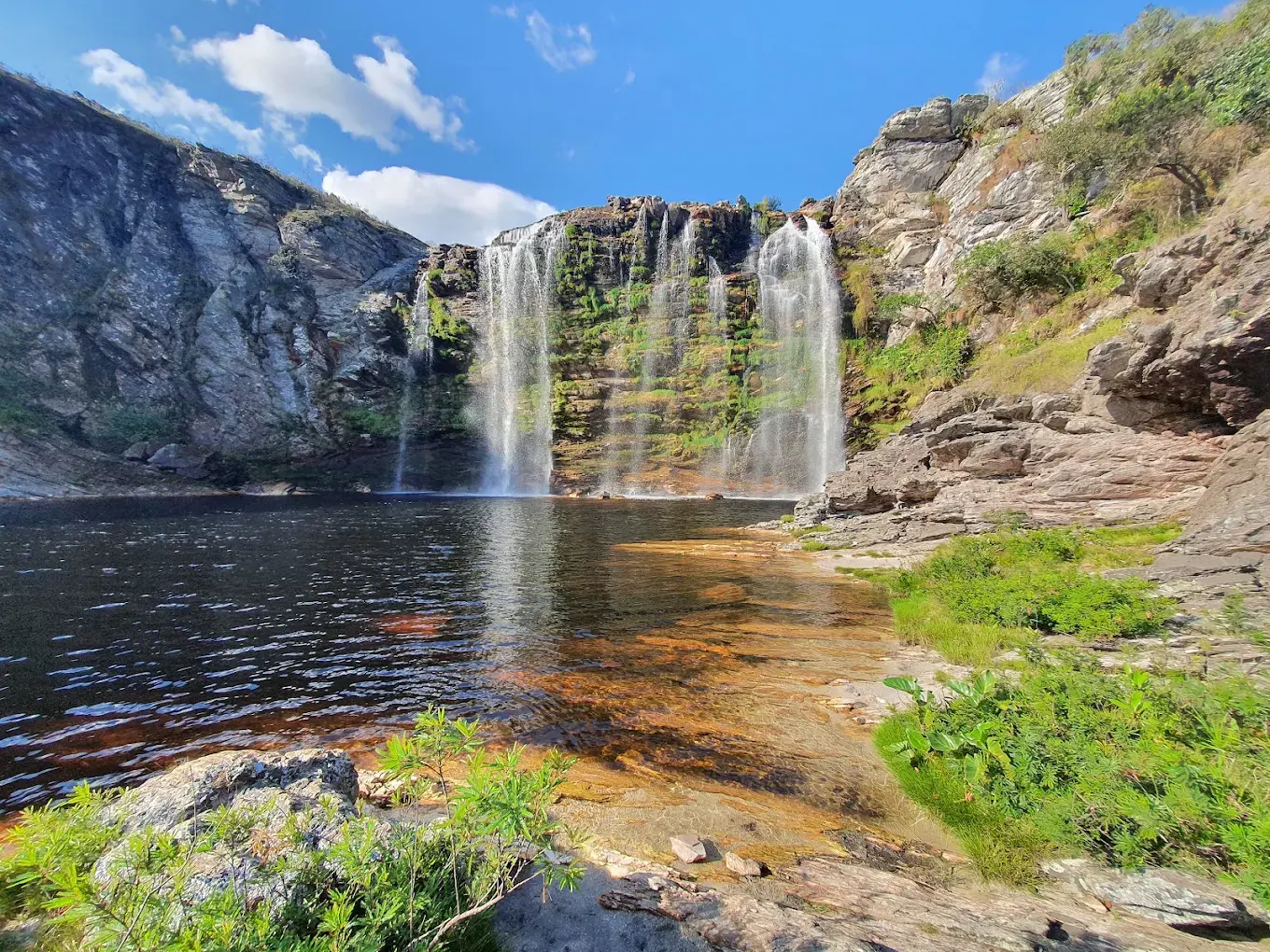 Queda de cerca de 30 metros da Cachoeira do Bicame em múltiplos filetes, com poço amplo na base, em Lapinha da Serra
