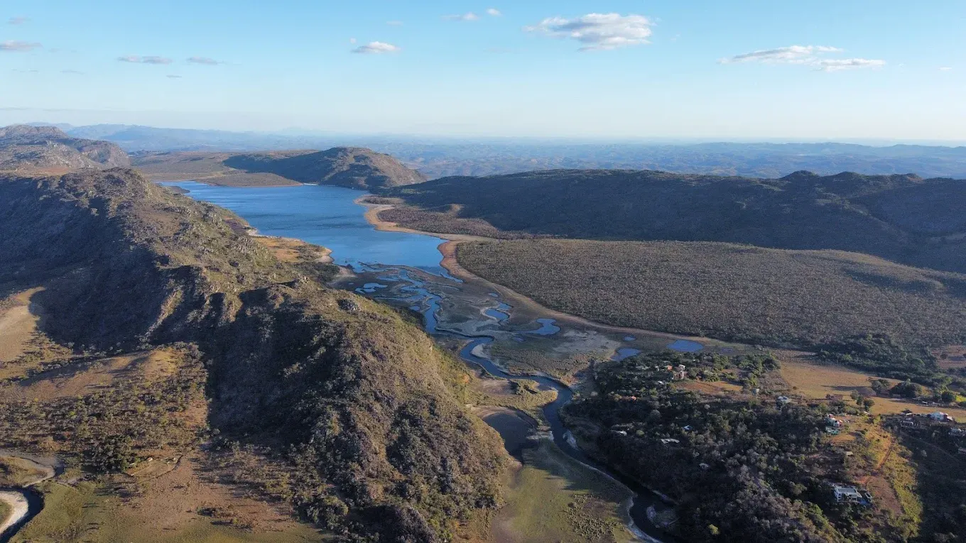 Vista aérea da represa de Lapinha da Serra, mostrando as duas lagoas ligadas por um canal entre as montanhas