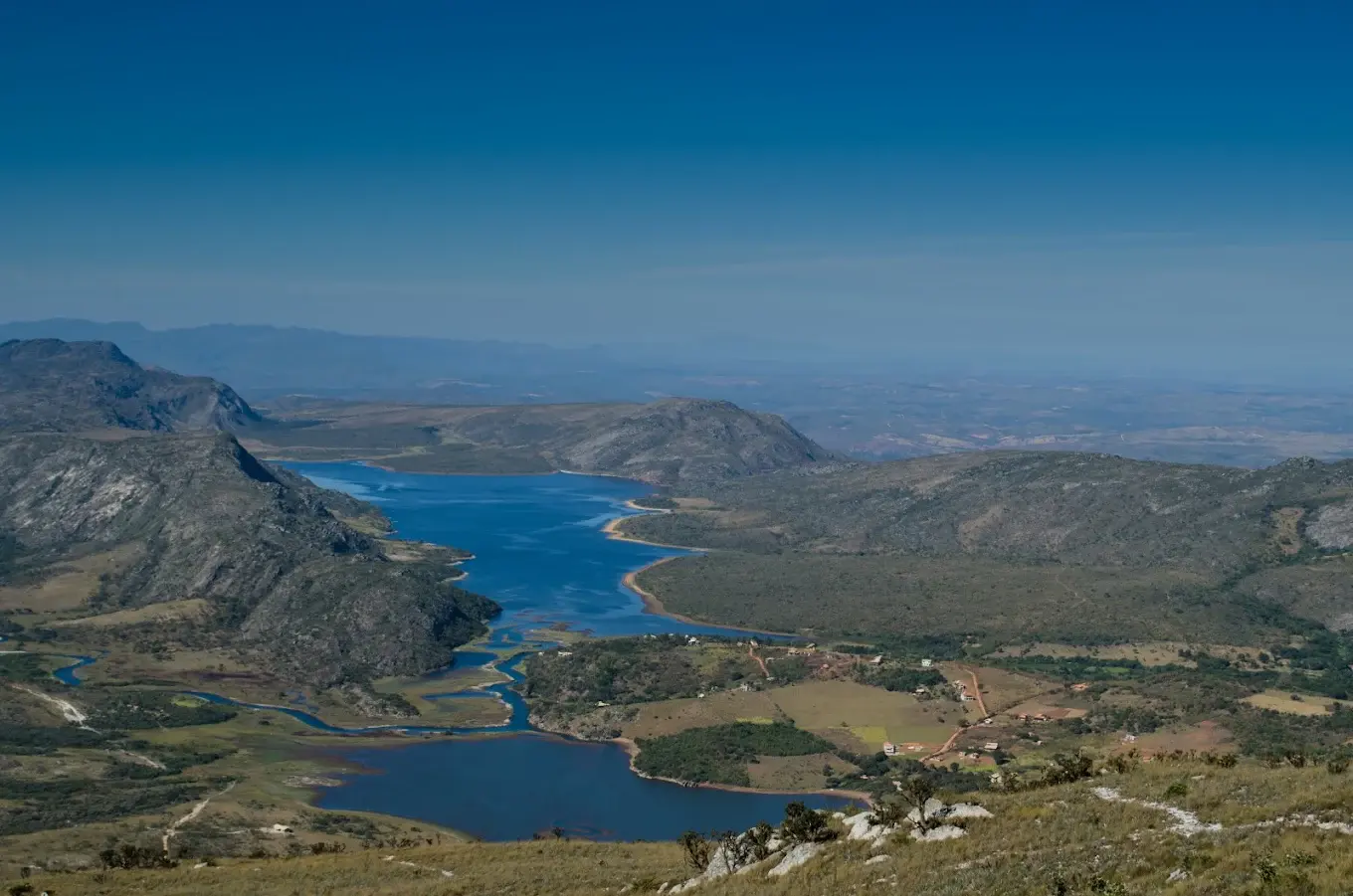 Vista aérea do altiplano de Lapinha da Serra, com a represa entre as cristas da Serra do Espinhaço