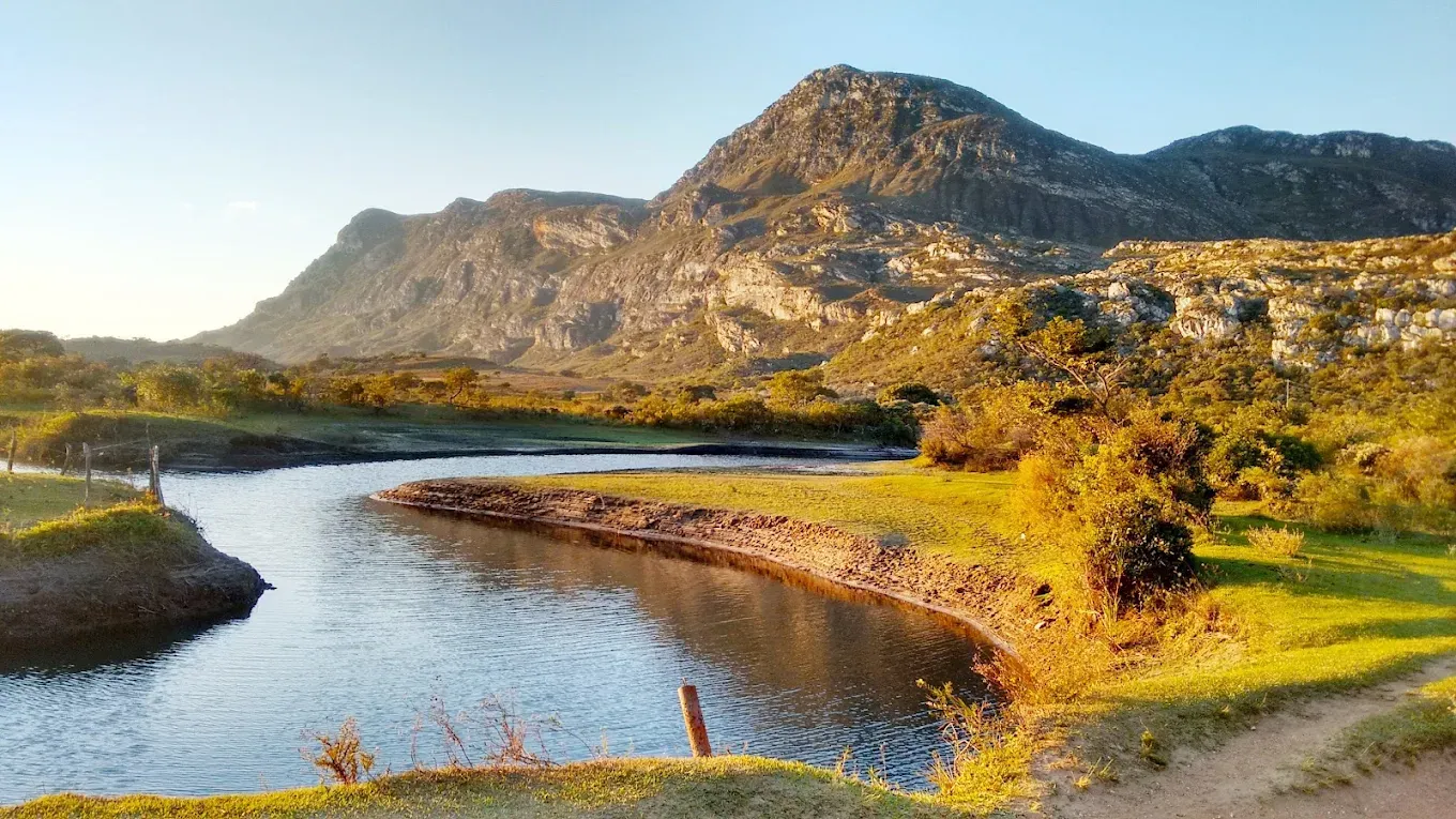 Paisagem de Lapinha da Serra na Serra do Espinhaço, ilustrando as diferentes épocas do ano para visitar