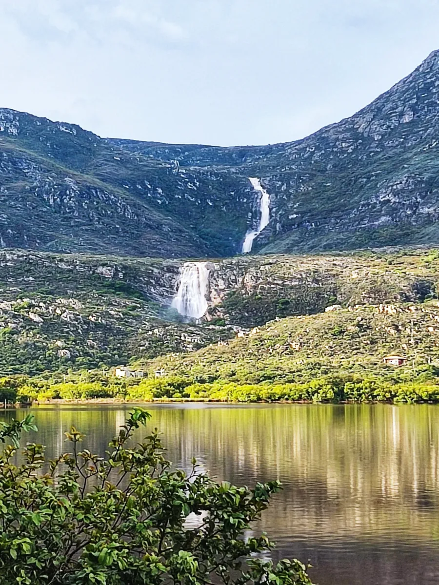 Paredão da Serra do Espinhaço que cerca a Lapinha da Serra, com os picos da Lapinha e do Breu