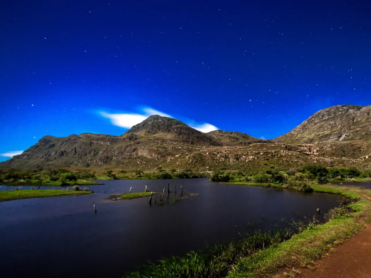 Vista noturna da represa e das montanhas da Serra do Cipó, próximo à Lapinha da Serra
