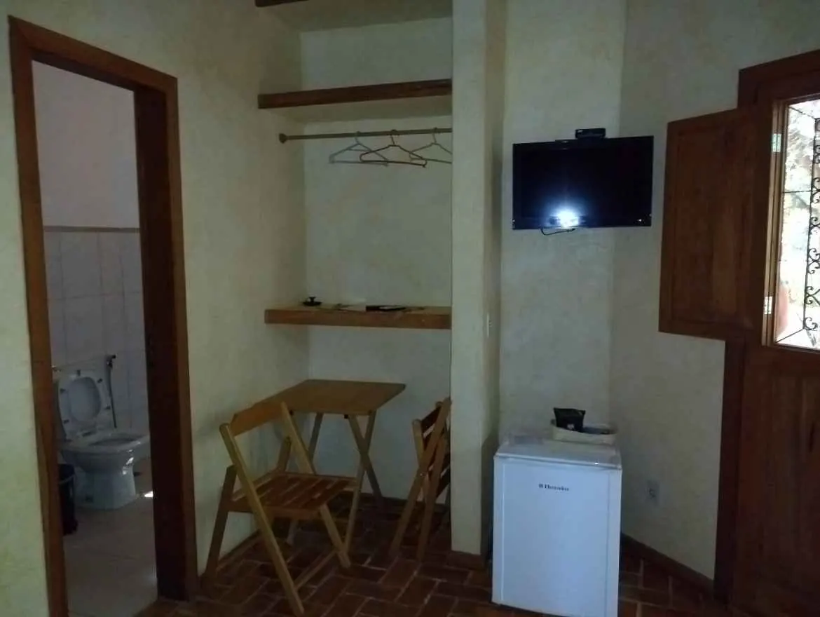 TV e frigobar em apartamento da Pousada OPICODOCIPO