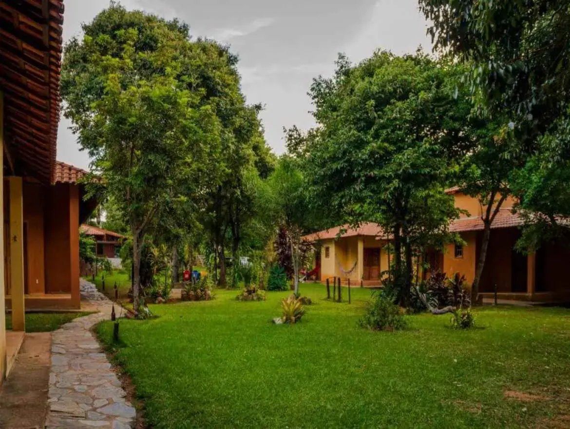 Área verde entre os apartamentos da Pousada OPICODOCIPO
