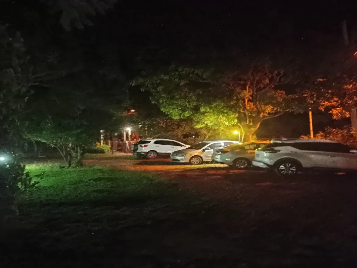 Estacionamento iluminado da Pousada OPICODOCIPO