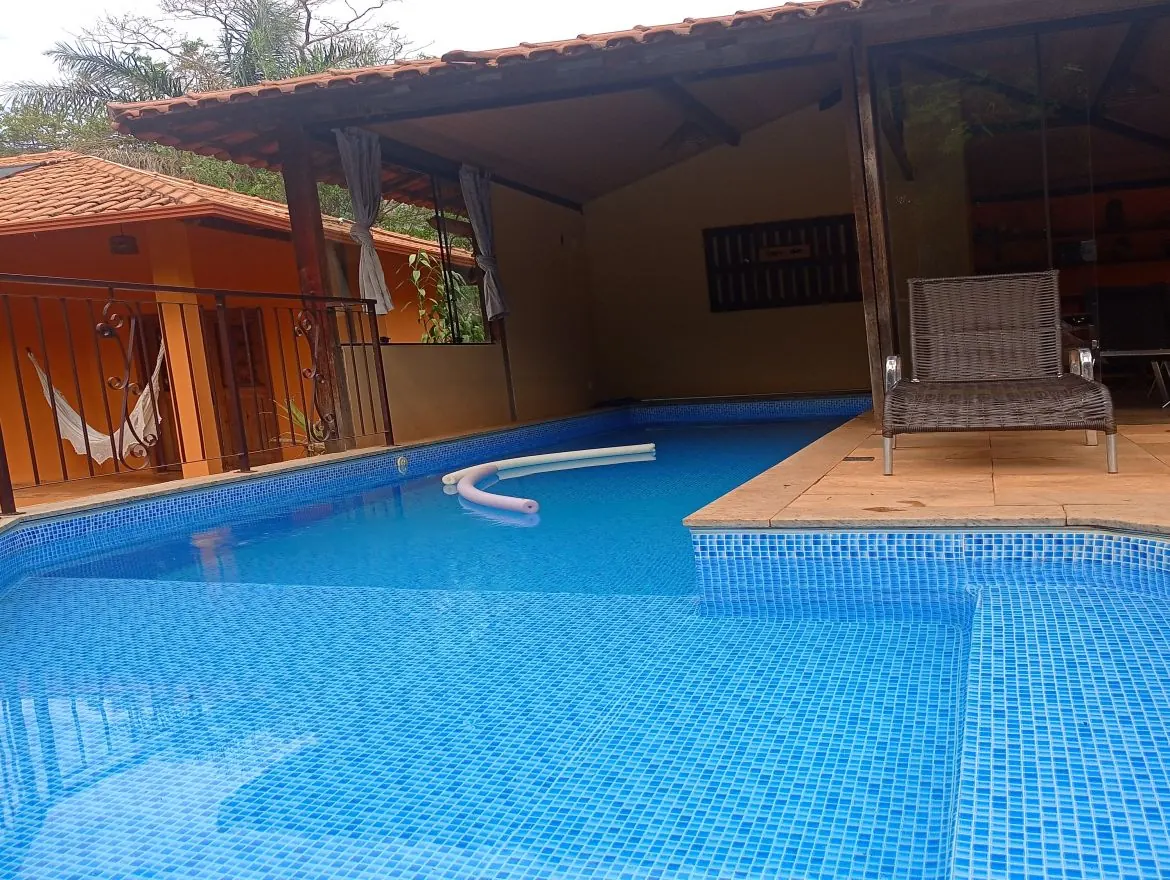 Piscina parcialmente coberta com aquecimento solar da Pousada OPICODOCIPO