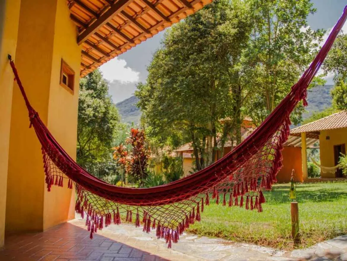 Rede na varanda da Pousada OPICODOCIPO com vista para o jardim